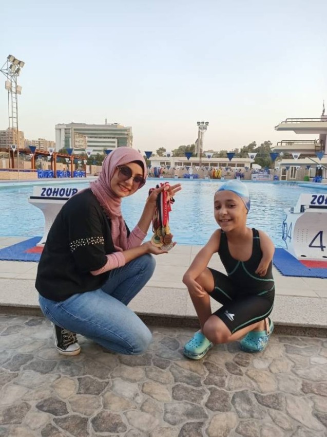 رحمة البدراوي.. طفلة مصرية تتحدى إعاقتها بالرسم والسباحة