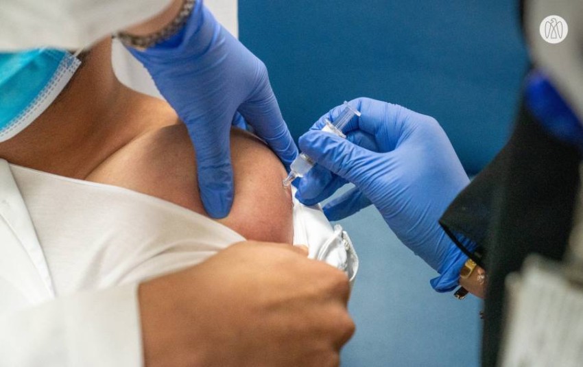 الإقبال على التطعيم يبشّر بعودة الحياة الطبيعية في الإمارات