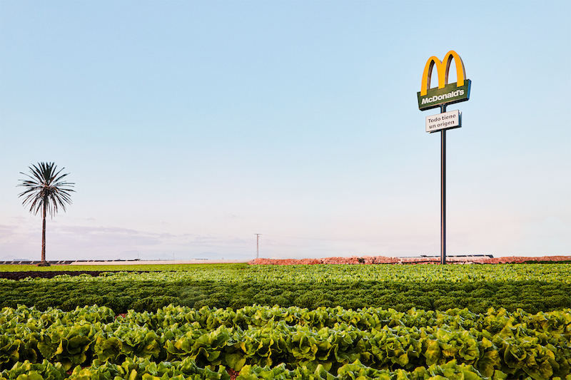 McDonalds instala totems en el campo para senalar el origen