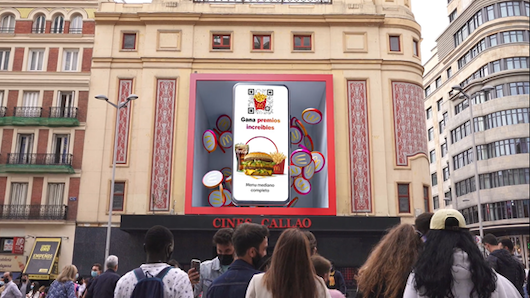 Espectacular accion de McDonalds en las pantallas gigantes de Callao