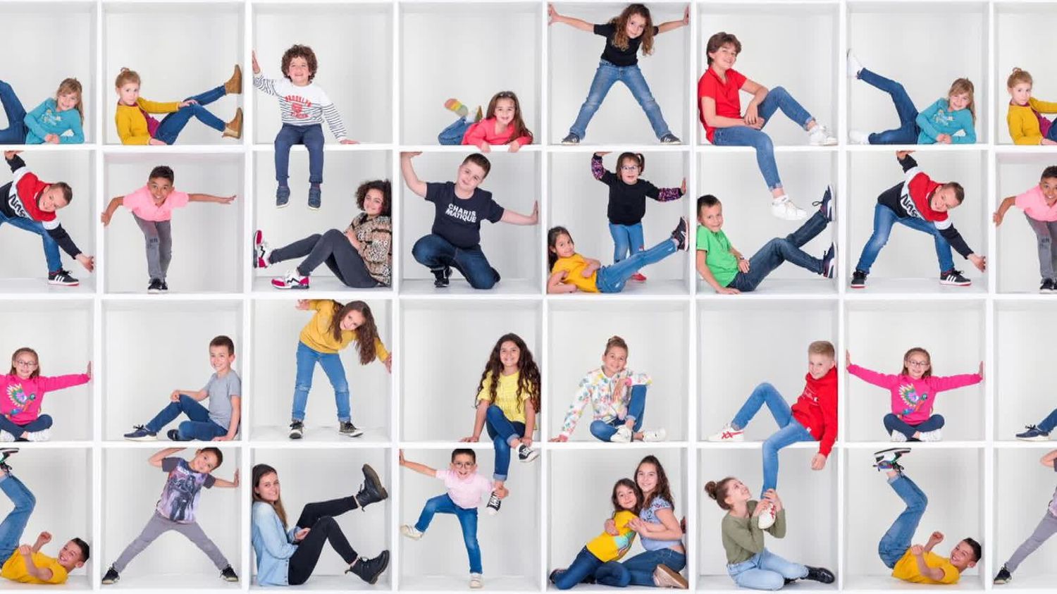 À Rodez, les enfants prennent la pose dans un cube pour une photo de classe inédite