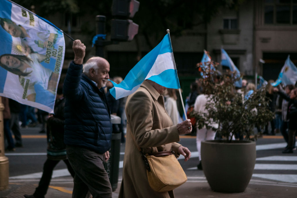 Argentina annuncia ristrutturazione del debito, peso ai minimi dal 2005