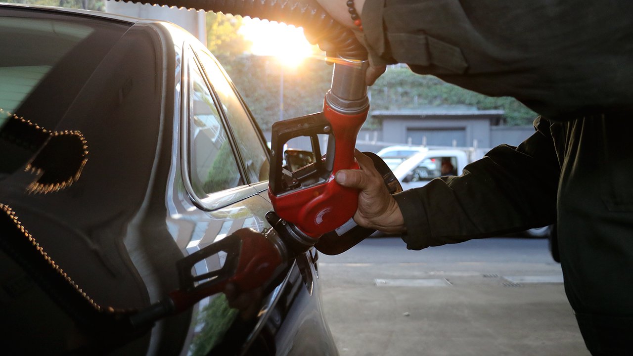 Profeco descarta alza en precios de gasolinas pese a repunte del petróleo