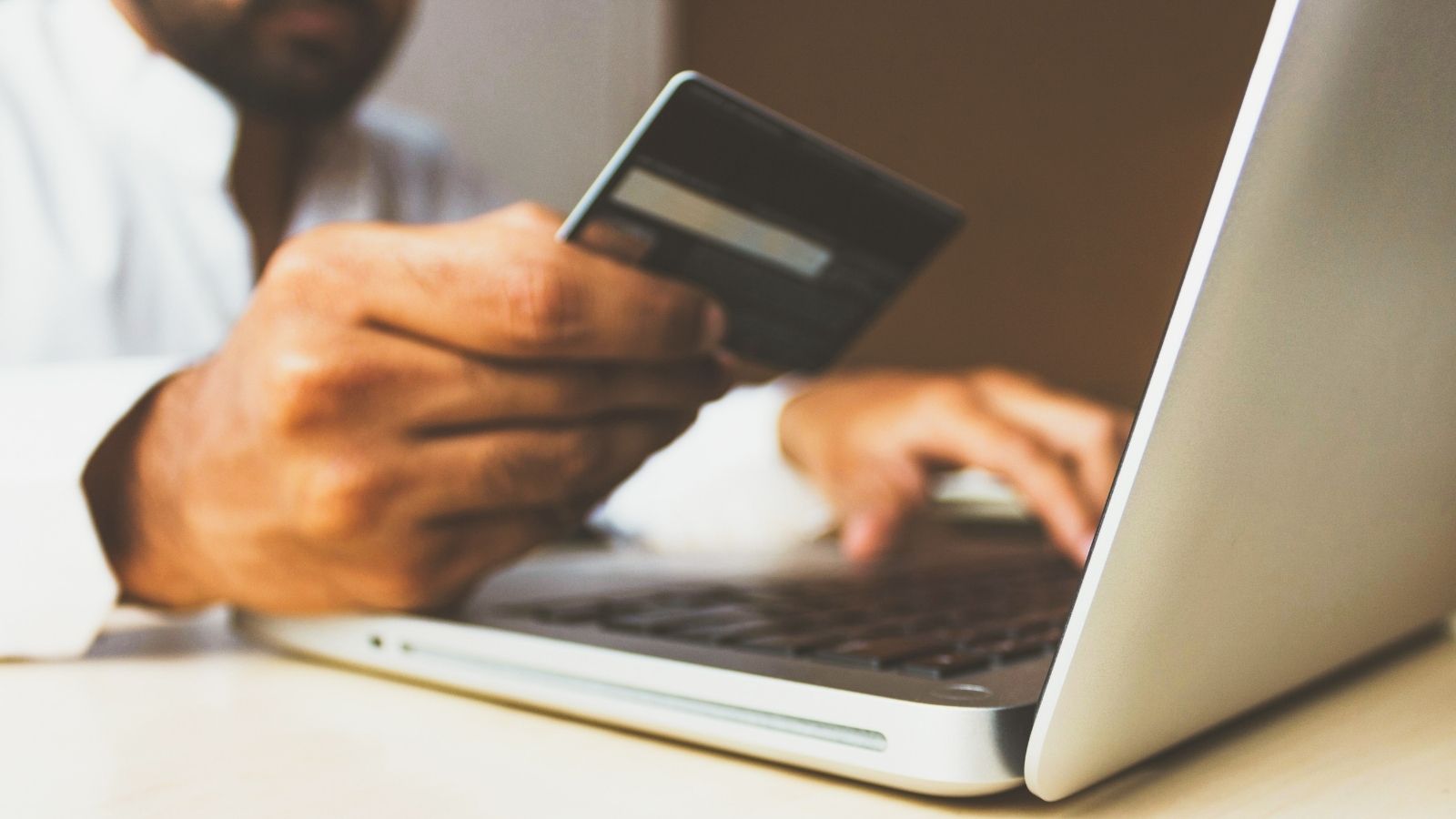Płatności online wypierają przelewy i gotówkę