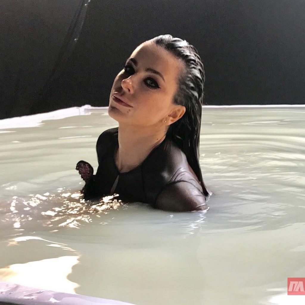 Ани Лорак клип в бассейне