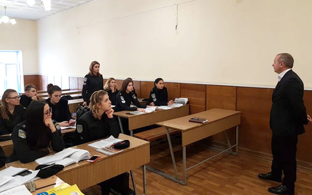 Олег Болгар ведет занятие со студентами-юристами