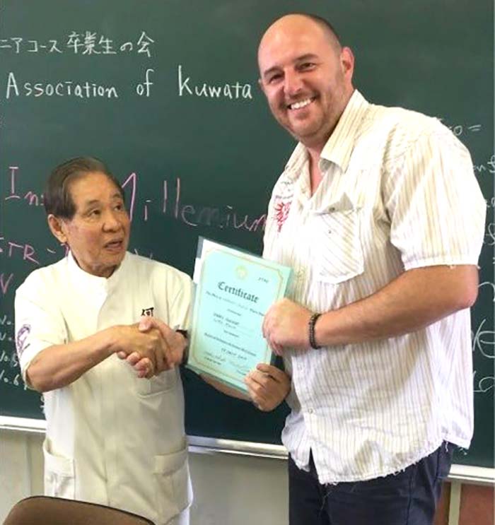 Сергей Гулюк получает диплом из рук Masahiro Kuwata 