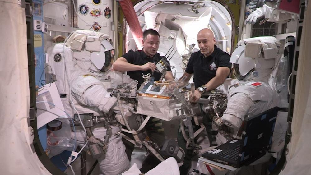Астронавты спасли ценный прибор | Euronews
