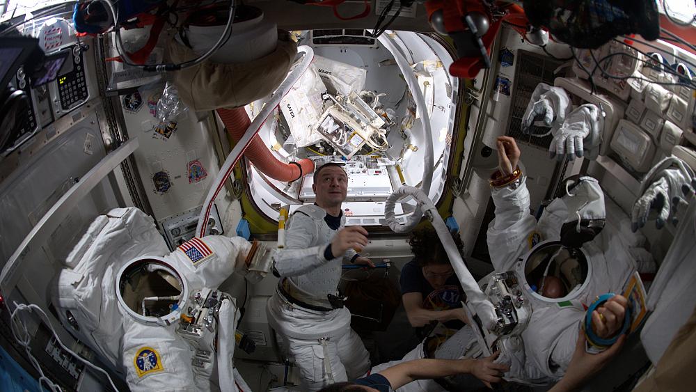 "Космические хроники": два выхода в открытый космос и новая аппаратура на МКС