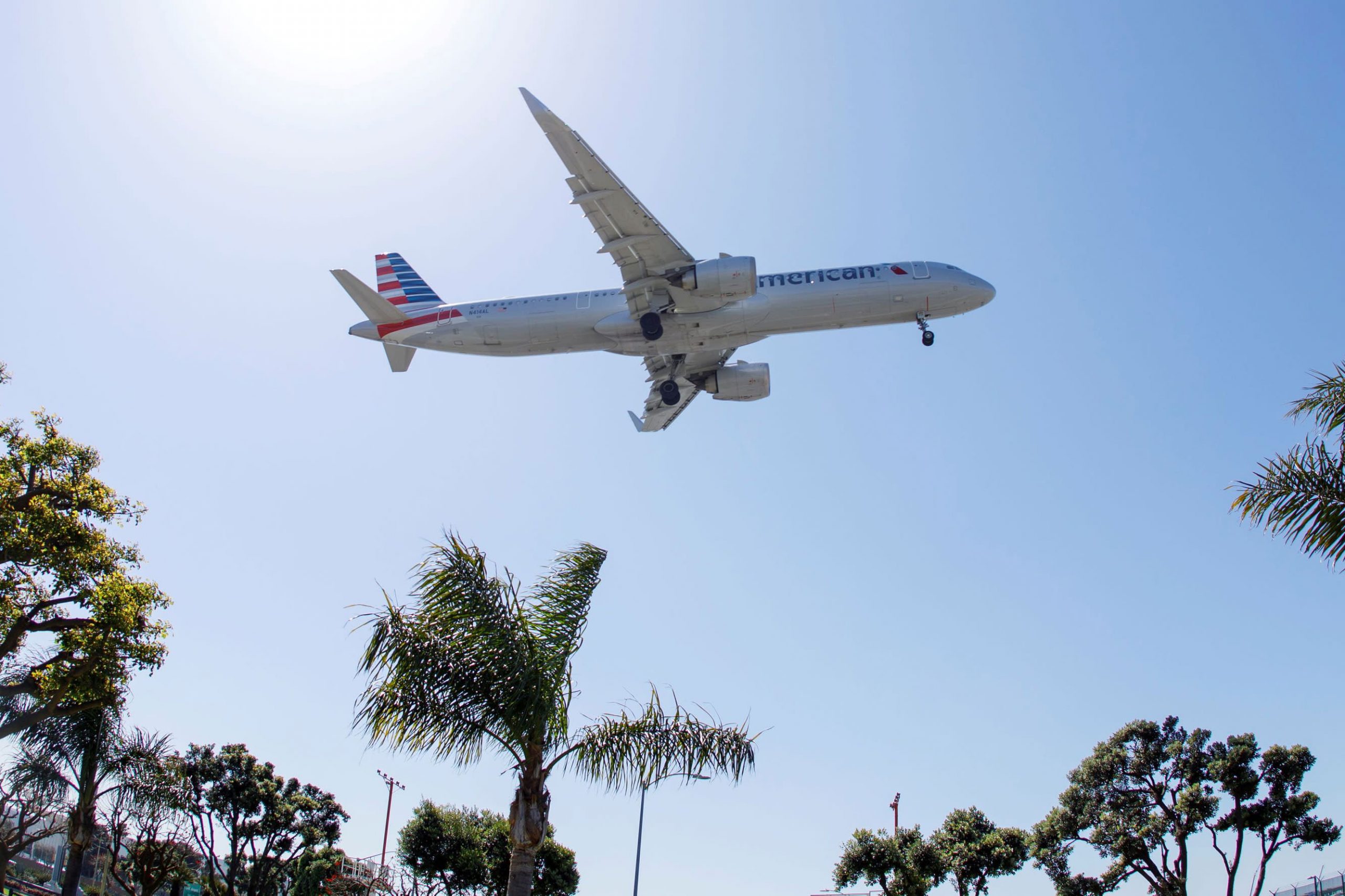 Доход American Airlines (AAL) вырос в четвертом квартале, потеряв меньше