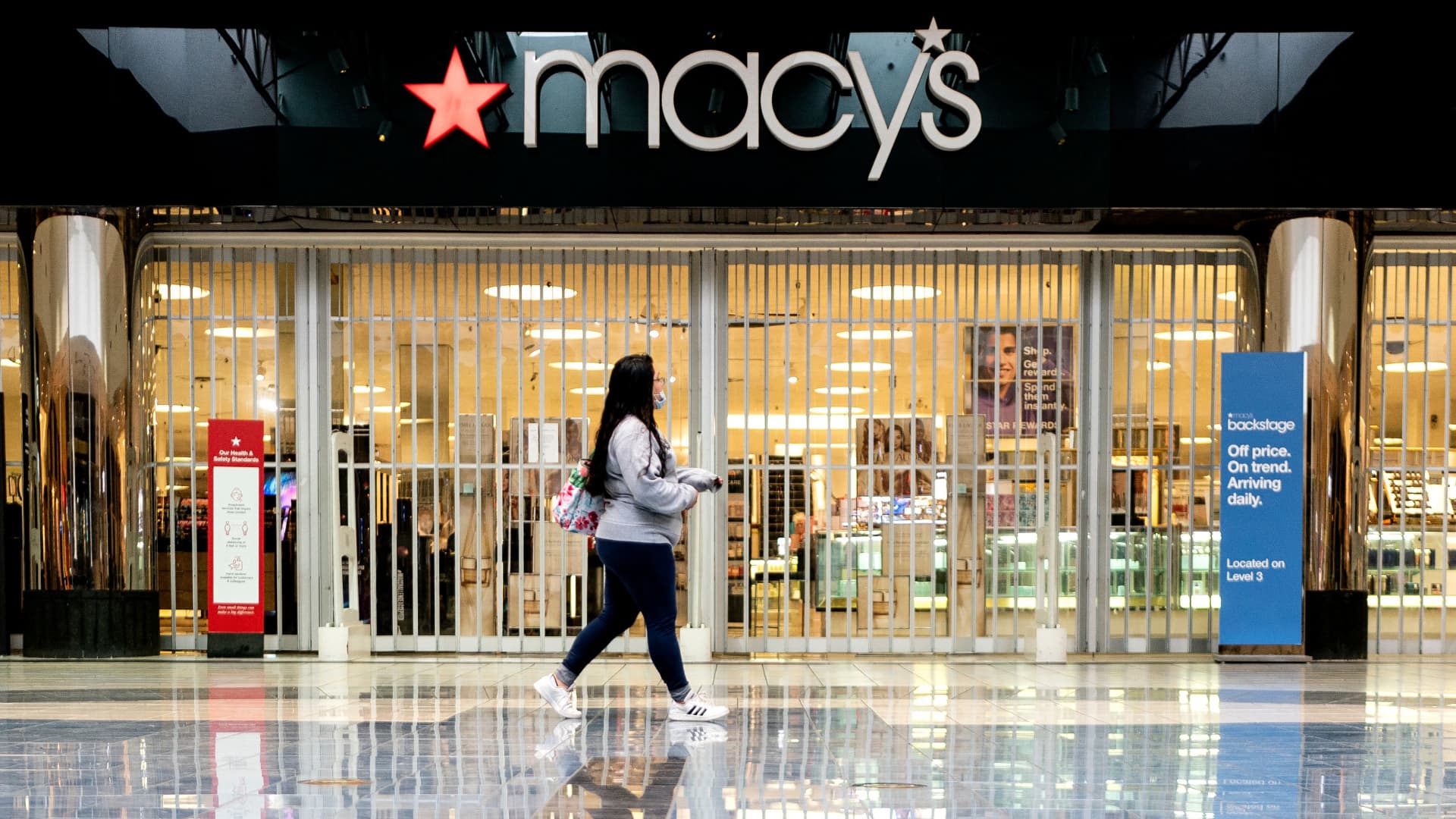 Macy's (M) сообщает о снижении доходов в первом квартале 2022 года и повышает прогноз