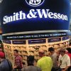 Генеральный директор Smith & Wesson сталкивается с негативной реакцией после того, как он обвинил политиков в насилии с оружием