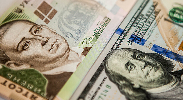 Долар у світі дорожчає, а в Україні дешевшає. Що буде з валютою до кінця літа