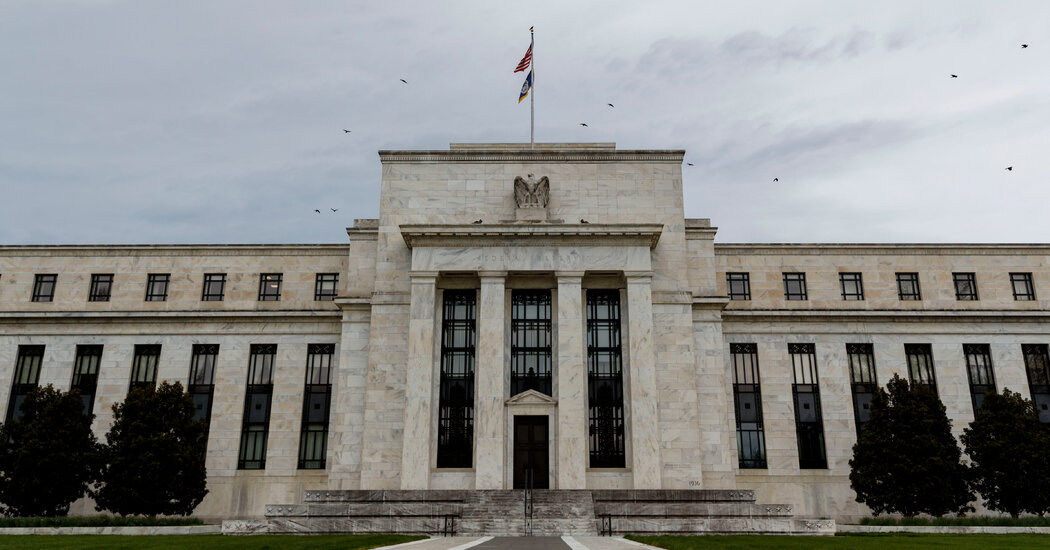Fed Officials Debated Rate Liftoff in 2015, Offering Lessons for Today