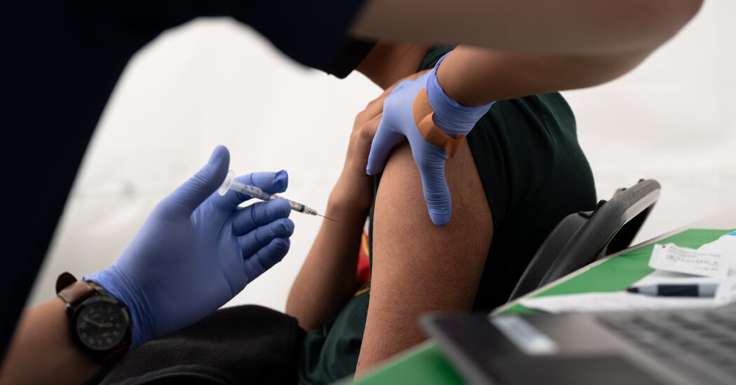 Delta’s Extra $200 Insurance Fee Shows Vaccine Dilemma for Employers